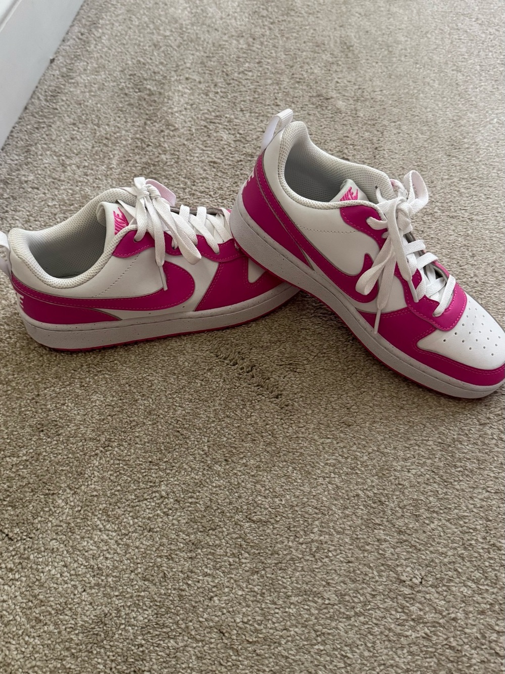 Nike Kids Low-Top Sneakers in White and Pink